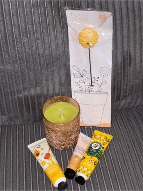 Yellow Garden-Themed Honey scented Candle & Honey Hand Cream Gift Set